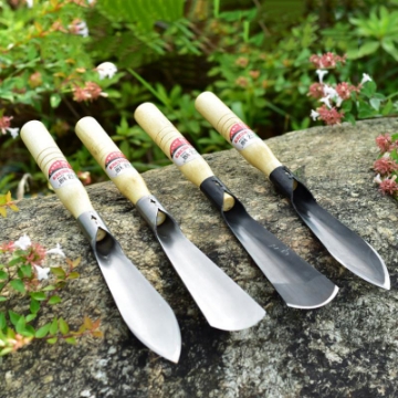 Ảnh của Xẻng làm vườn thép TXE-05, Xẻng cán gỗ cẩm tay, Mai đào đất